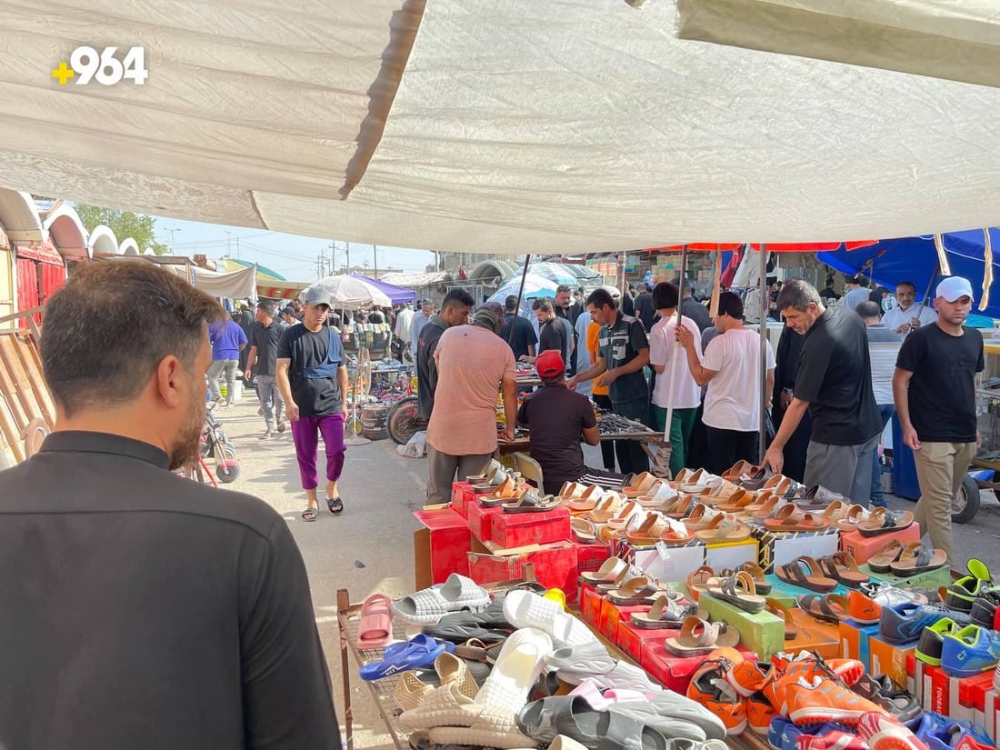 صور: الأثرياء في القرنة يعودون إلى سوق الجمعة بحثاً عن السلع النادرة والأنتيك