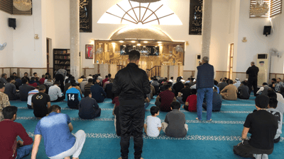 توتر في كويسنجق.. استبدال إمام الجمعة يدفع المصلين إلى الشارع (فيديو)