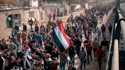 صور: شجار لفظي بين المحتجين والشرطة يتحول الى اشتباك.. واعتقال 5 في الديوانية