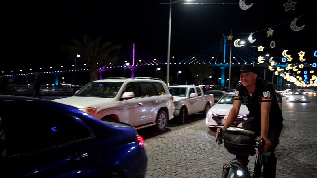 البصرة ودّعت الرحالة الفرنسي “إيكو” إلى الشمال.. يطوف العالم بدراجة هوائية (صور)