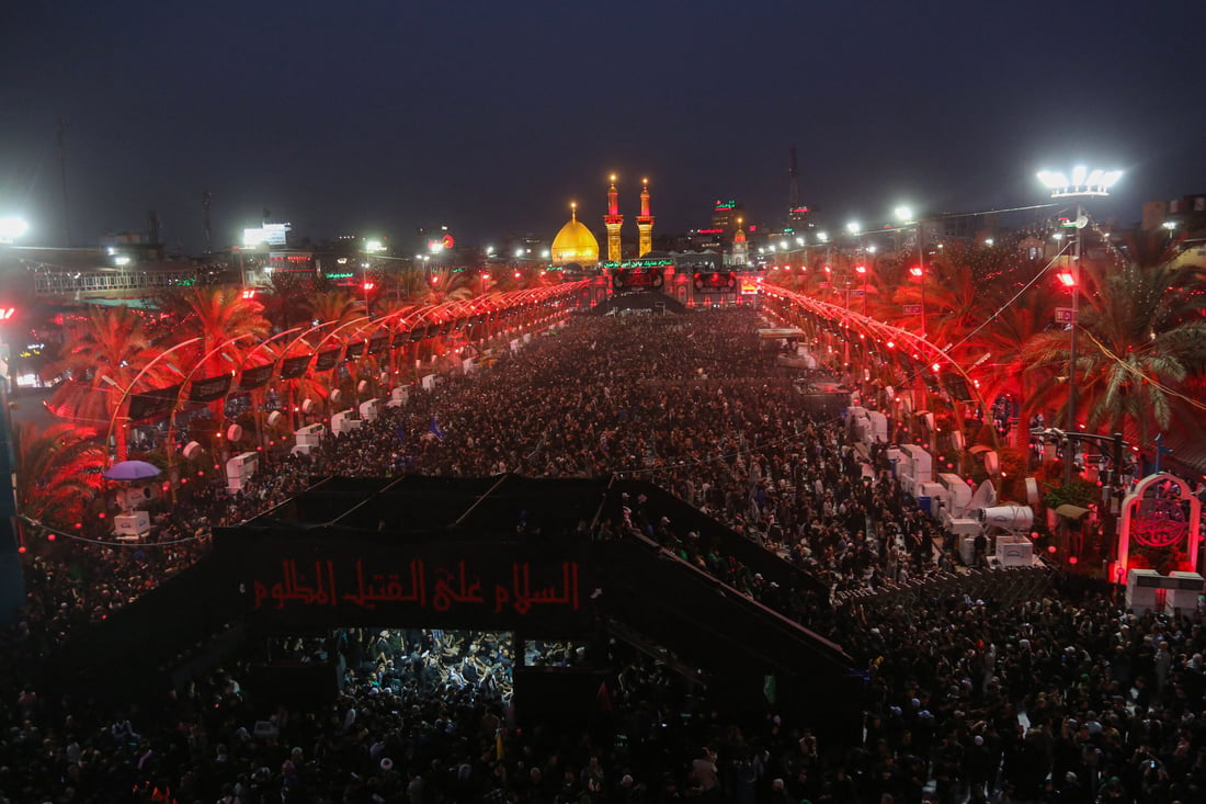 Shiite Muslim devotees gather between the shrines of Imam Abu Al-Fadl Al-Abbas (Photo by Mohammed SAWAF / AFP)