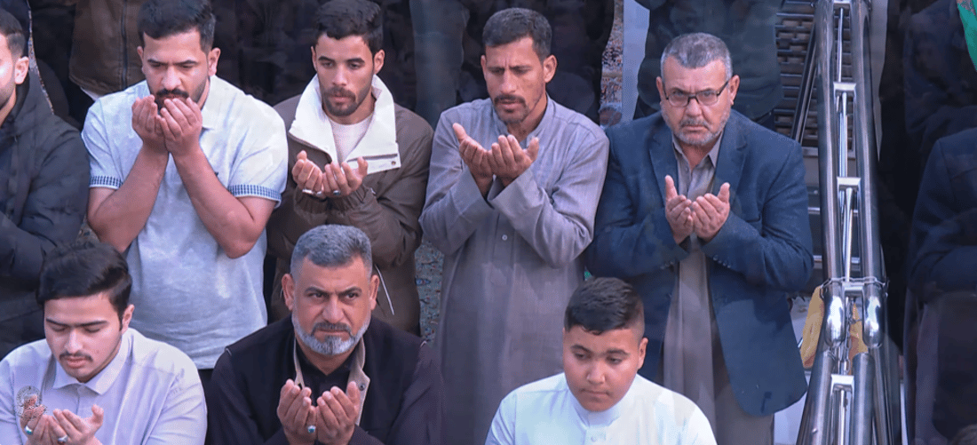 حشود على مد النظر في العتبة العلوية لأداء صلاة العيد (صور)