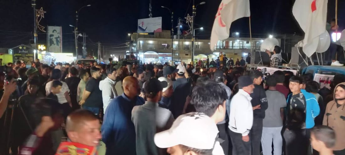 صور: تظاهرة ليلية لأكبر أحياء الكوت تتعلق بالضريبة والبلدية والتربية والمجاري
