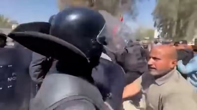 فض اعتصام مزارعي الديوانية بالقوة.. اعتقالات ورفع الخيم (فيديو)