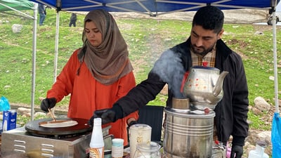 لە کەشێکی باراناویدا هاوڵاتیان گەشت و سەیرانی خۆیان دەکەن