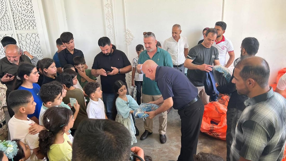 هاوڵاتییەک 10 ساڵ زیاترە پێداویستی قوتابخانەیەک دابین دەكات