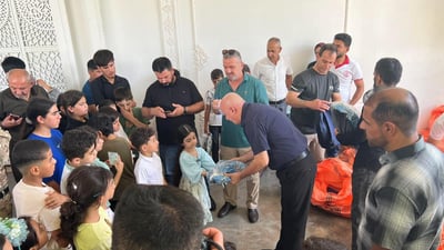 هاوڵاتییەک 10 ساڵ زیاترە پێداویستی قوتابخانەیەک دابین دەكات