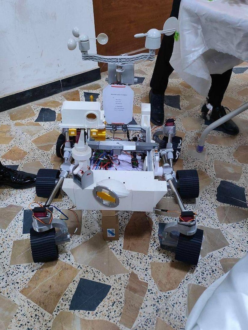 روبوت ناسا في ميسان.. 3 طلبة يبتكرون جهازاً لقياس الحرارة والرطوبة والرياح (صور)