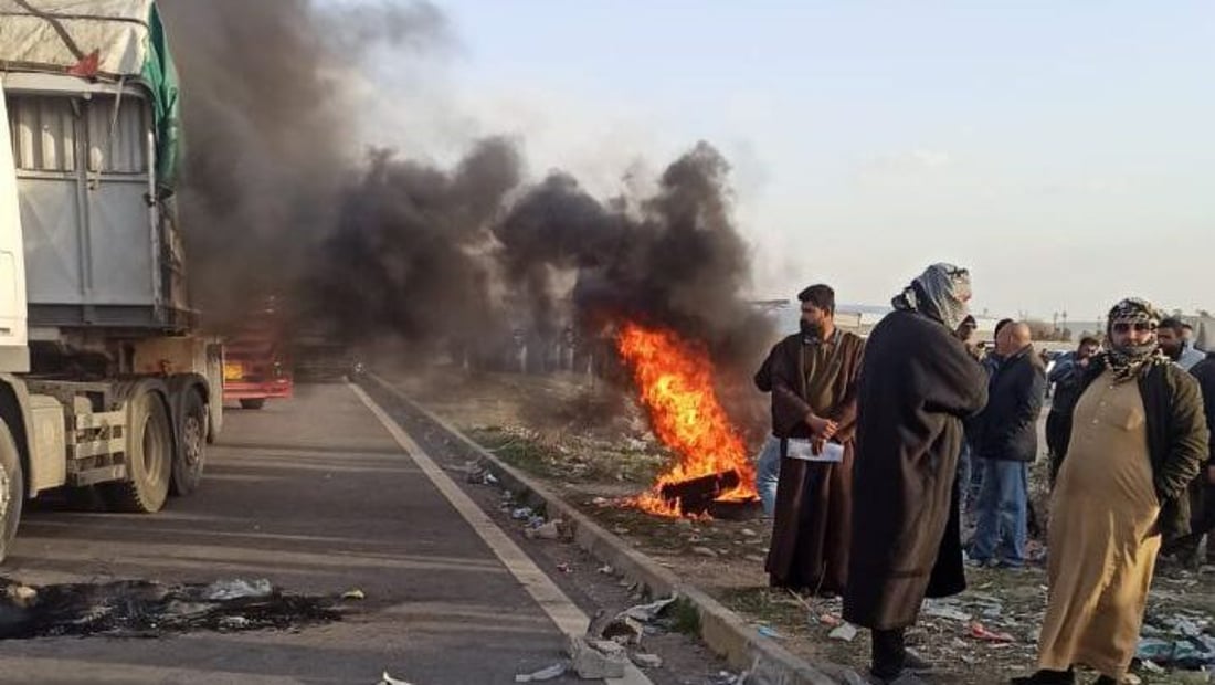 صور: أصحاب “التريلات” يغلقون الطريق بين كركوك وأربيل بالإطارات المحترقة
