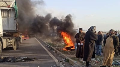 صور: أصحاب “التريلات” يغلقون الطريق بين كركوك وأربيل بالإطارات المحترقة