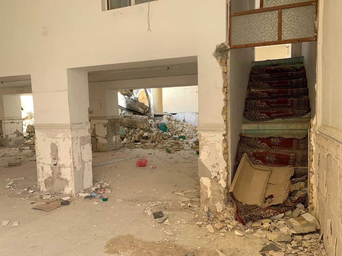 صور: شركة مقاولات تهدم جامع “الداخلية”.. متبرع تعهد بإعادة بنائه خلال 18 شهراً