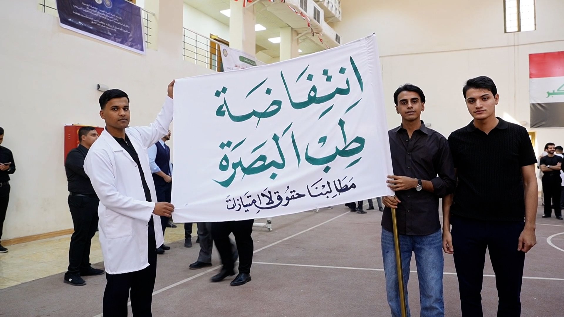 طلبة طب البصرة يودعون عميدهم "القاسي" وينهون اعتصامهم