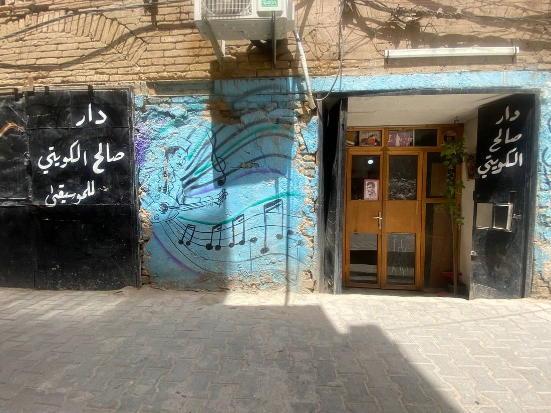 صور من دار “صالح الكويتي” للموسيقى.. ورشة بغدادية لصناعة وبيع العود