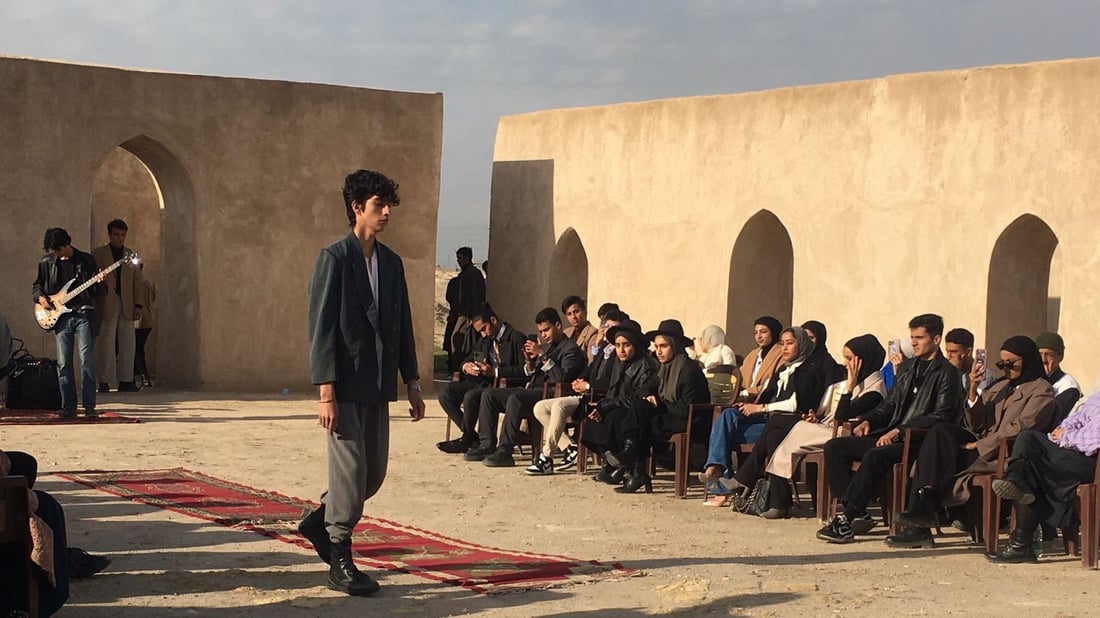 صور: عرض أزياء لملابس الـ”بالة” في حارات العباسيين الأثرية بتنظيم شبابي في البصرة