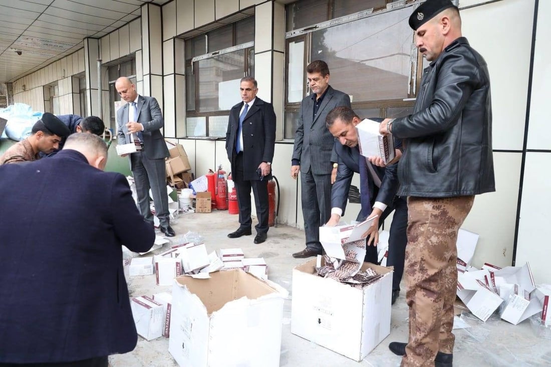 صور من اتلاف مليون حبة مخدرة في بغداد.. فرن عملاق بحضور القضاء والصحة والداخلية