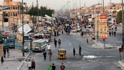 “الوحش الأصفر” يواصل اقتلاع تجاوزات مريدي.. الناس احتشدت للمشاهدة