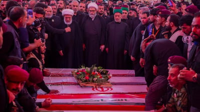 صور: ممثل المرجع السيستاني يصلي على ضحايا الحشد والمستشارين الإيرانيين