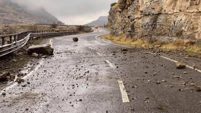 لەسەر رێگای بێخاڵ چەند تاشەبەردێک کەوتوونەتە خوار