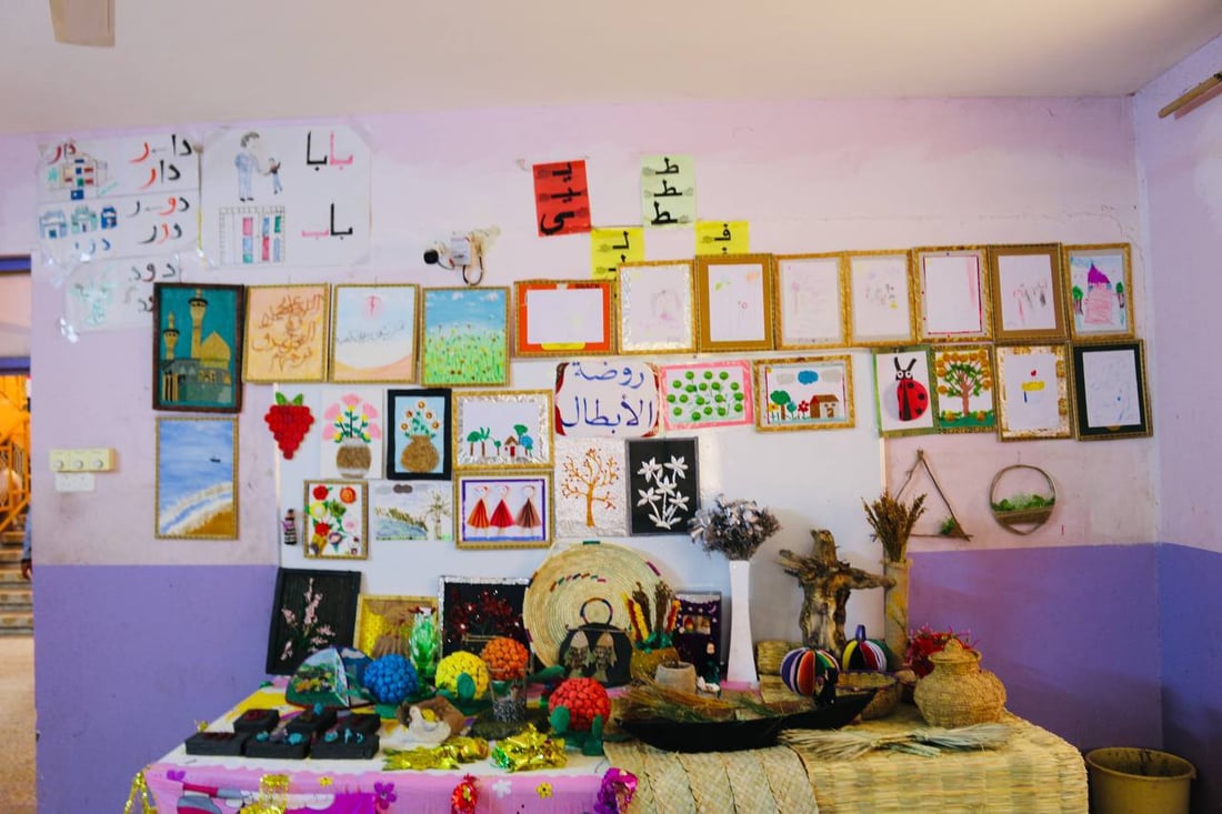 صور: أعمال يدوية ولوحات فنية مبهجة لمدارس شمال البصرة