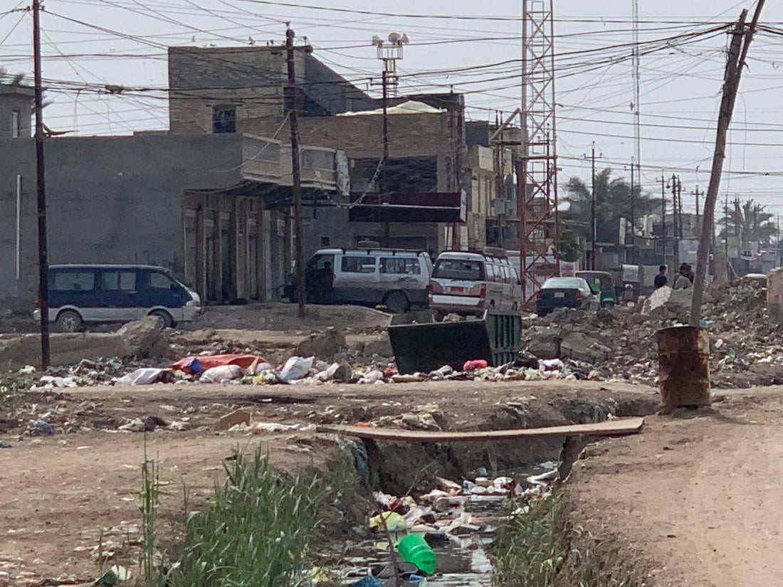 أبو غريب: مخلفات المجاري تحاصر أطفال “السكلات”.. والحلّ في “بوري 8 إنج” (صور)