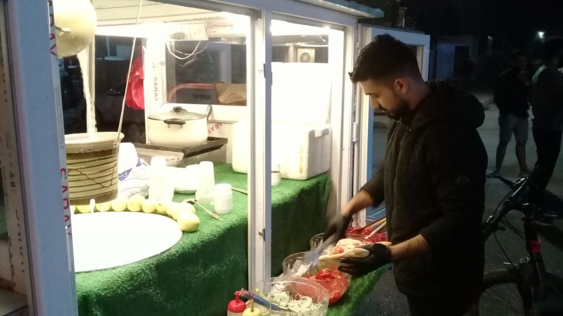 طريقة “عمر” نجحت في كركوك.. وجبة لحم أو دجاج مع لبن غنم بـ 1500 دينار فقط (صور)