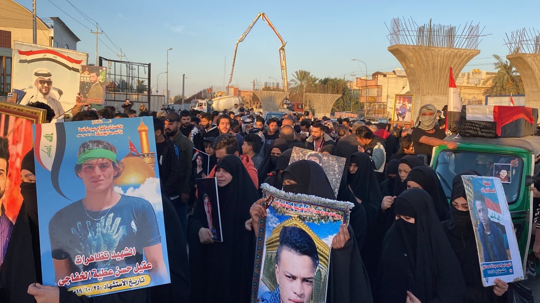 بالنعوش والورود.. الناصرية تستذكر ضحايا مجزرة جسر الزيتون (فيديو)