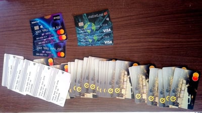 القبض على مسافر عراقي بحوزته 35 بطاقة “فيزا كارت” معدة للتهريب في منفذ القائم