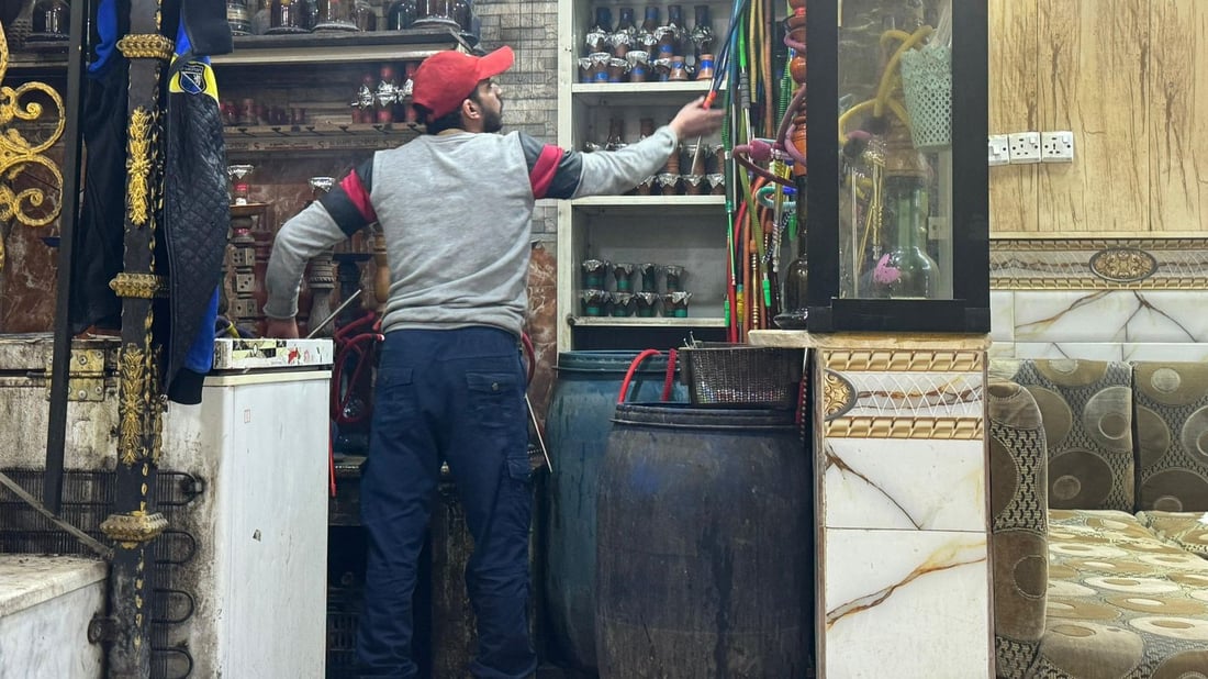 “عيطة” أشهر أسطة أراكيل في الزبير.. زبائنه تكفلوا بزواجه وأدمنوا خلطته! (صور)