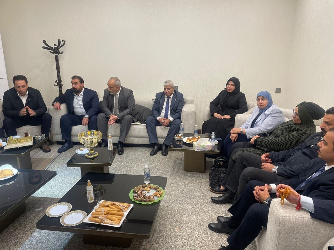 صور: قادة تقدم وعزم يأكلون كعك أبو الدهن بانتظار نصف ساعة لا تنتهي!