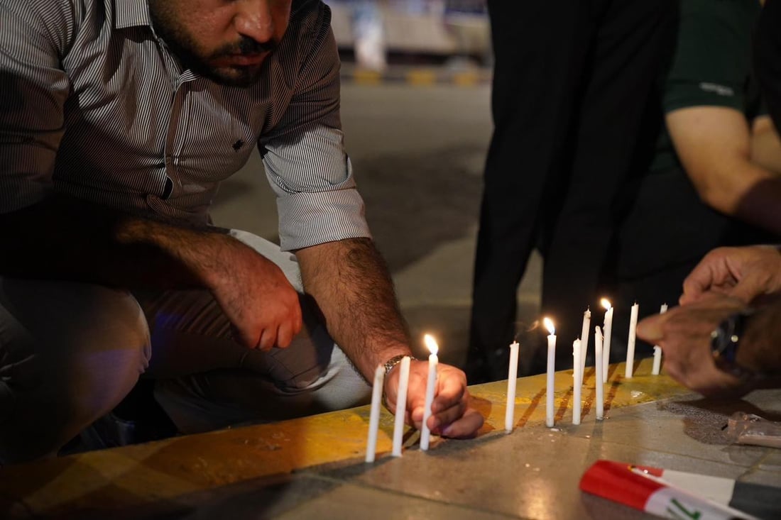 حزن تحت نصب التحرير.. ناشطون يوقدون الشموع في الذكرى السادسة لاحتجاجات تشرين