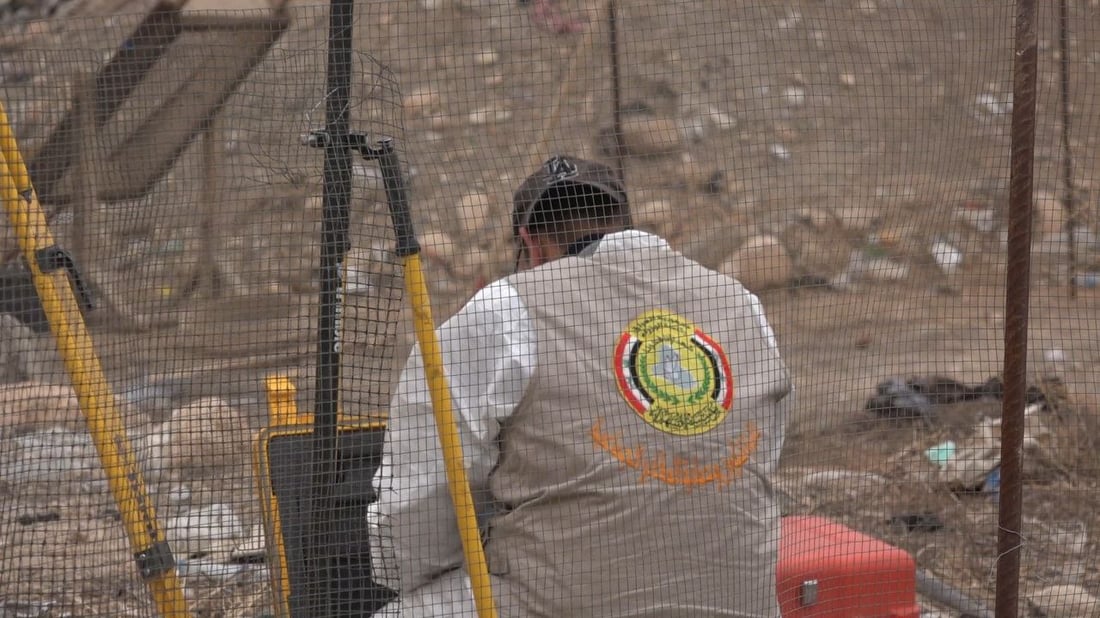 صور: فريق حكومي يبدأ أعمال رفع الرفات من مقبرة جماعية في سنجار