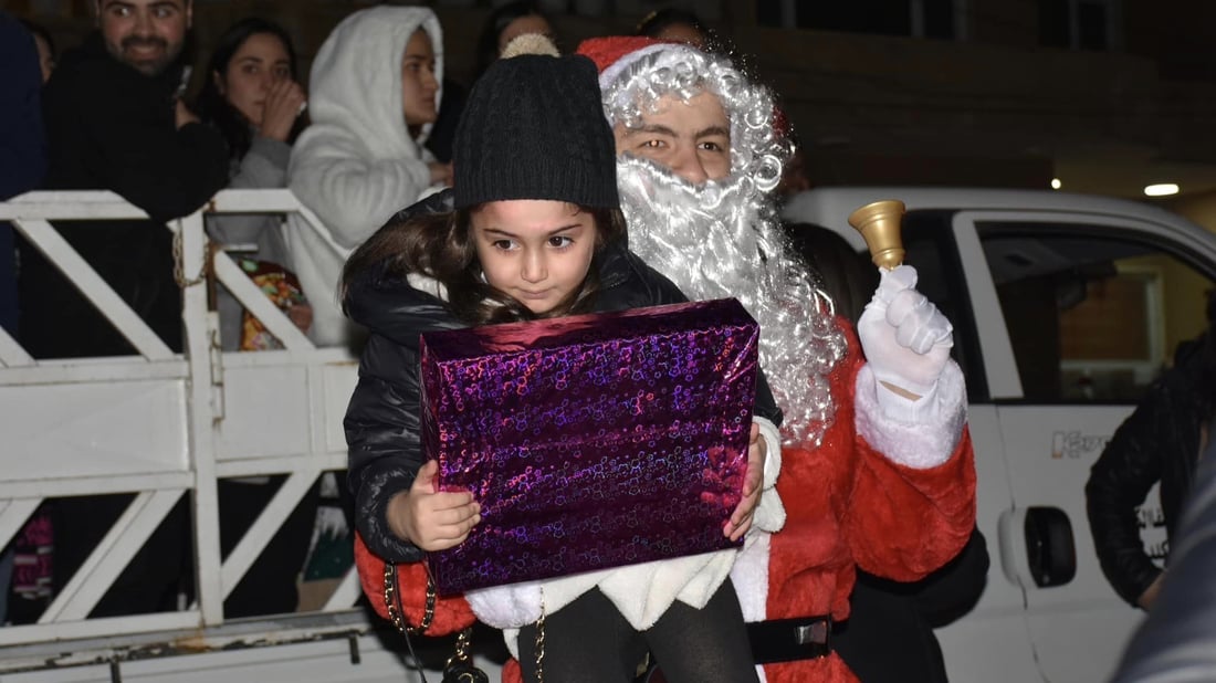 صور: بابا نؤيل يفاجئ الأطفال في عينكاوة