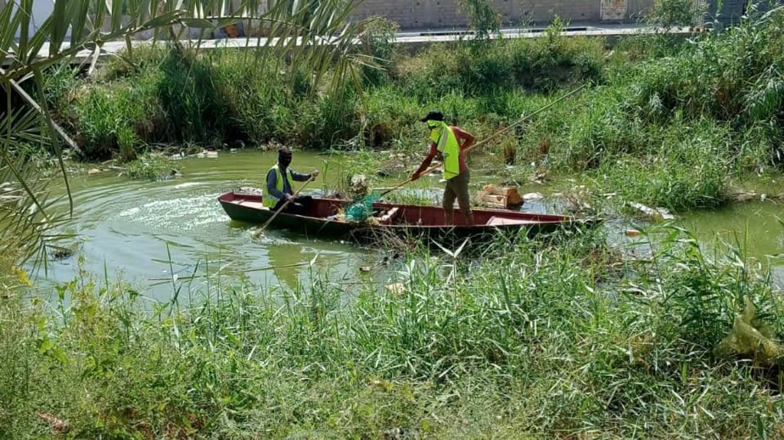 صور: شباب البلدية بين حشائش نهر الهوير لاستخراج النفايات