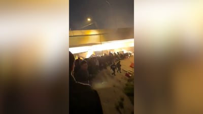 فيديو: إطلاق نار لمنع وصول المتظاهرين إلى السفارة الأميركية في بغداد