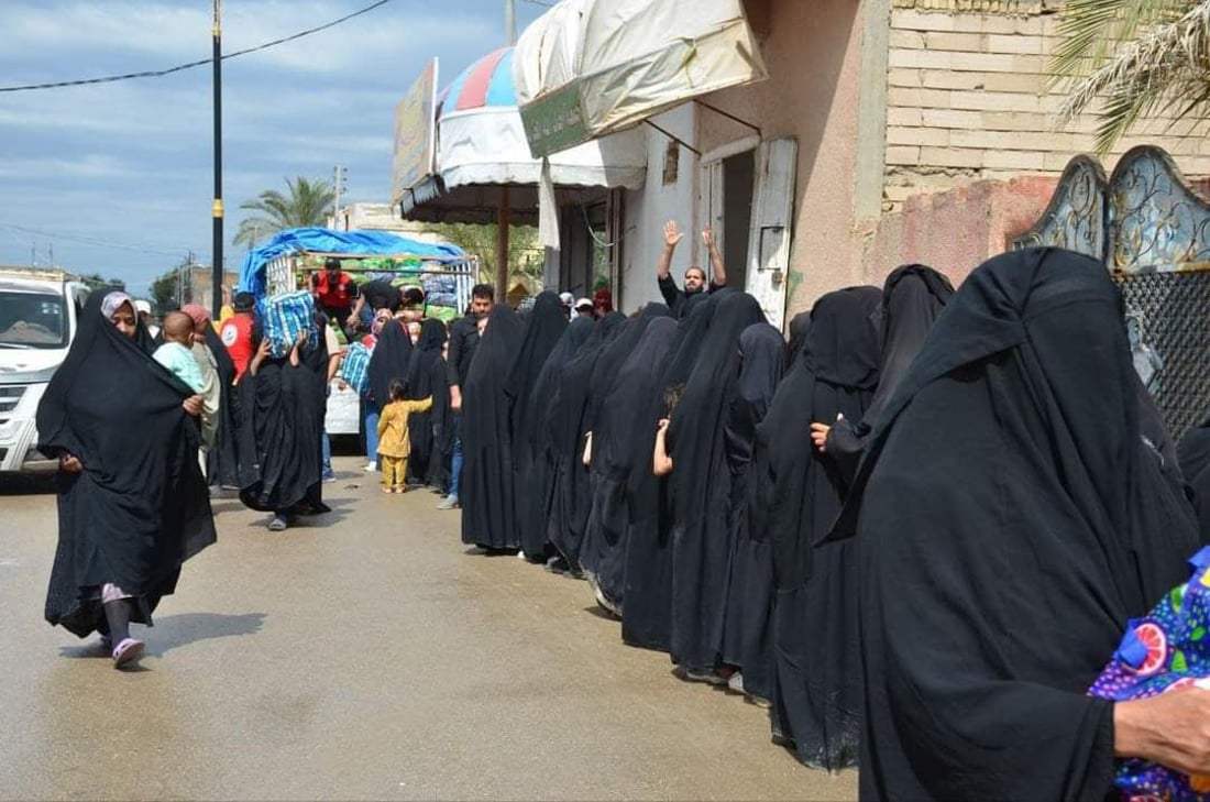 الطوابير تصطف أمام “أحباب الله”.. 2650 سلة غذائية للفقراء في الرميثة (صور)