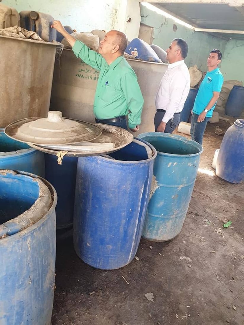 ضبط معمل طرشي متخفي في النجف.. حجز 70 طناً من المواد الأولية والتمور التالفة