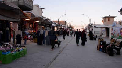 التسوّق يحسّن مزاج السيدات.. ولذلك يذهبن إلى شارع “بنت الحسن” في بلد (فيديو)
