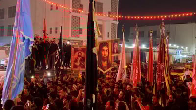 مشاهد مهيبة.. عشائر مدينة الصدر تغلي وتهز أجراس البيارق في ليلة الإمام العباس