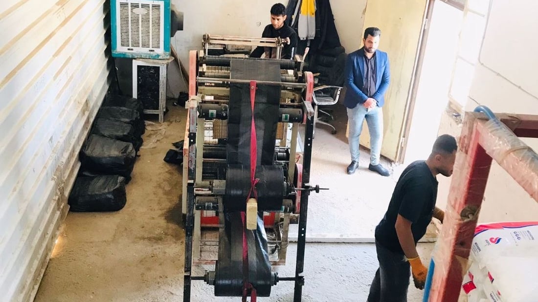 صور: معمل خاص ببلدية الطليعة ينجح بسد حاجة الناحية من أكياس النفايات