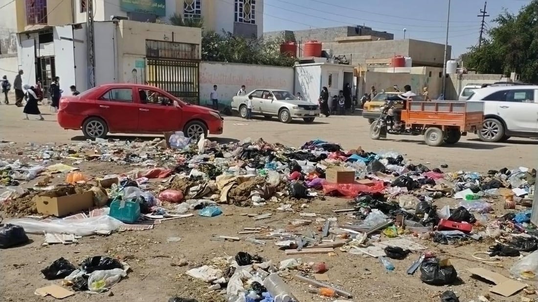 “امنحوهم مليون دينار”.. خور الزبير تتعاطف مع عمال النظافة وتغرق في النفايات (صور)