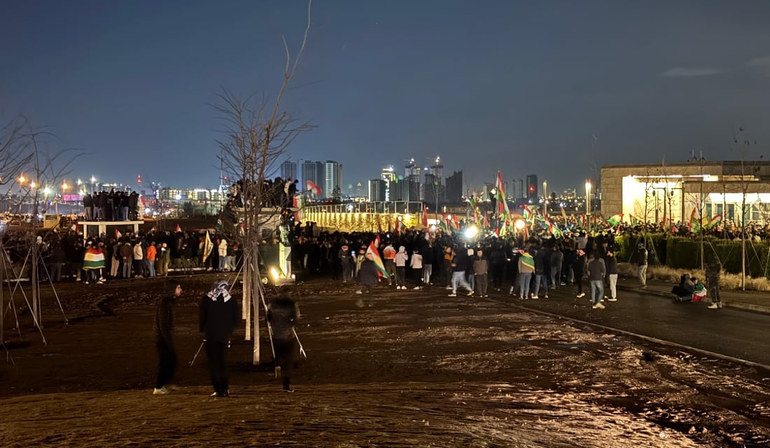 بۆ پاڵپشتی لە رۆژئاوا هاوڵاتیان لەبەردەم کونسوڵخانەی ئەمریکا گردبوونەوە