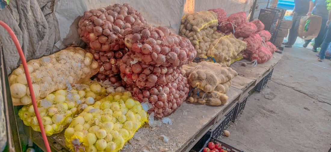 قائمة بأسعار الفواكه والخضروات في بعويزة.. البيع يتراجع بغياب المستورد (صور)