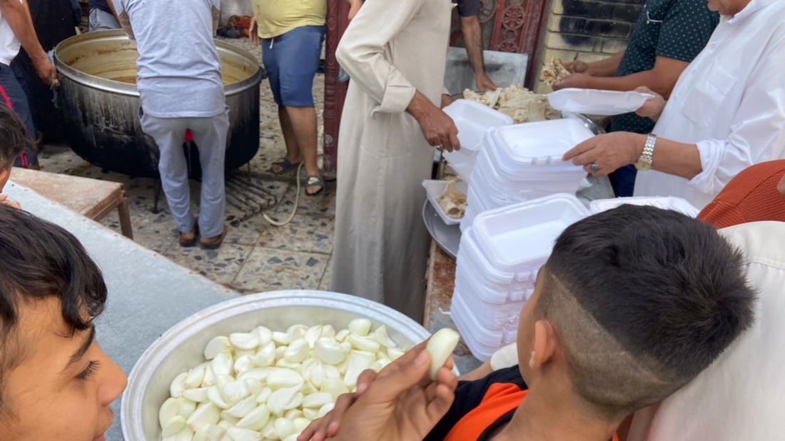 صور: طوابير أمام بيت أبو سجاد في الأبلة.. يوزع المسموطة على الناس من قِدر عملاق