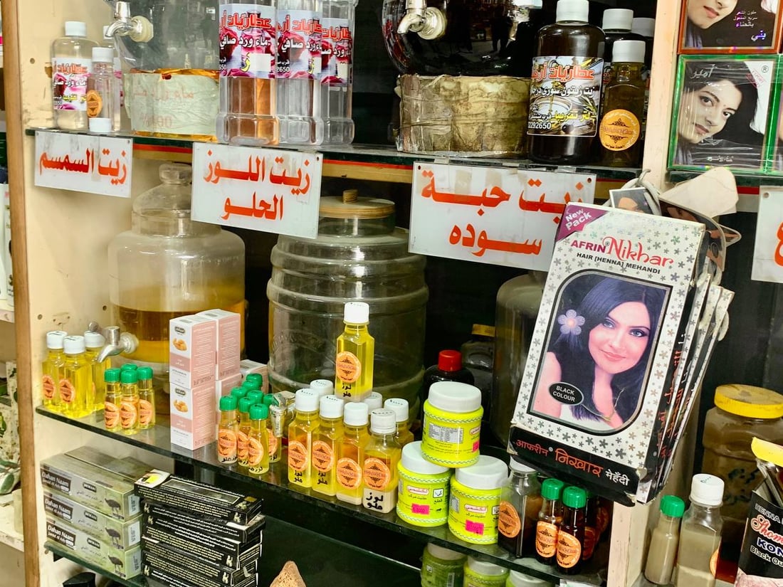 عطارو بغداد ينافسون الصيدليات بالعشب الرخيص.. وطبيب يحذر من الفشل الكلوي (صور)