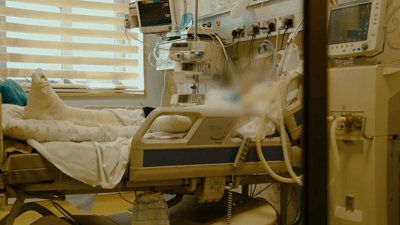 ئەو پەرستارەی بەهۆی ماتۆڕسكیلەوە بە ئامێری دەستكرد هەناسە دەدات