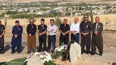 تاجە گوڵینە لەسەر گۆڕی یەکێک لە شەهیدانی ژینگەی هەڵەبجە دانرا