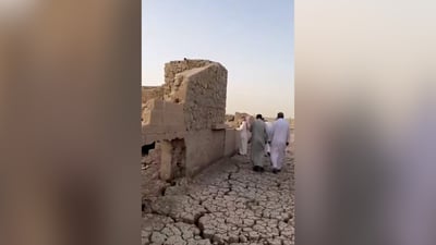 الجفاف يكشف قرية زمار القديمة.. وأبناؤها زاروا أطلال منازل طفولتهم
