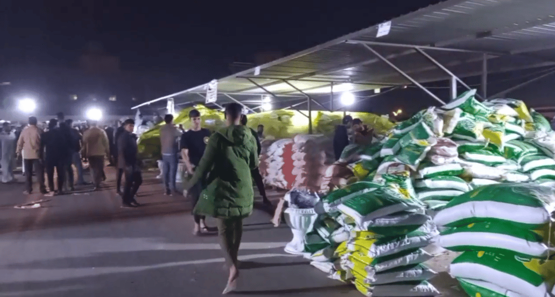 طحين ورز وسُكر وحليب.. طويريج تلبي نداء الصدر وتجمع المواد الإغاثية لغزة