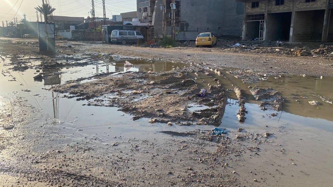 على أبو غريب أن تصبر 3 سنوات: المبلط تحول إلى مستنقع والترابي بركة طين بعد المطر