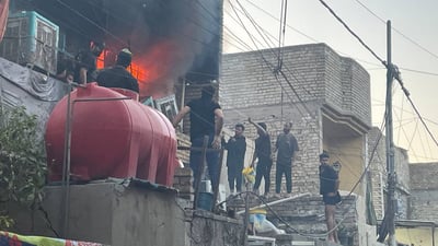 فيديو: بائع مياه متجول يسبق الدفاع المدني ويطفئ حريقا شديدا في مدينة الصدر